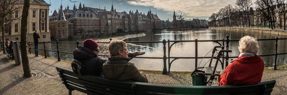 Oudere mensen die uitkijken op de hofvijfer